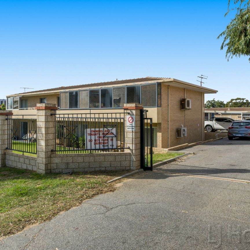Renovated 2 Bedroom Apartment - Photo 1