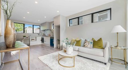 Spacious 3-Bedroom Townhouse with Private Garden - Photo 4