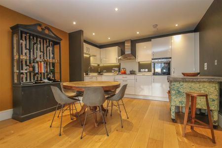 Rectory Grove, Leigh-On-Sea - Photo 2