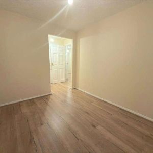 Richards Way, Slough, SL1 - Photo 2