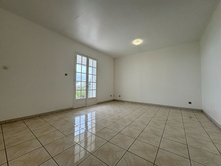 A LOUER - Sainte-Clotilde - La Bretagne - Maison T4 de 97,51 m2 implantée sur 812 m2 de terrain avec garage - Photo 4