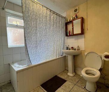 4 bedroom end of terrace house to rent - Photo 3