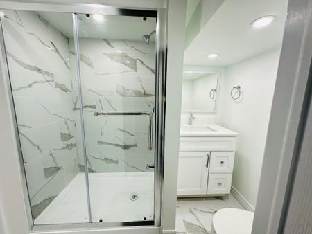 For Lease - 802 Greenfield Crescent, Newmarket, Ontario - Photo 3