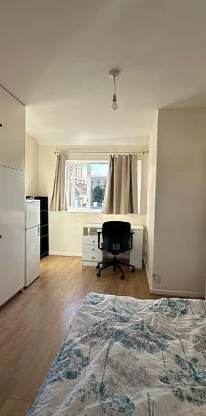 Brassie Avenue, London, W3 7DE - Photo 1