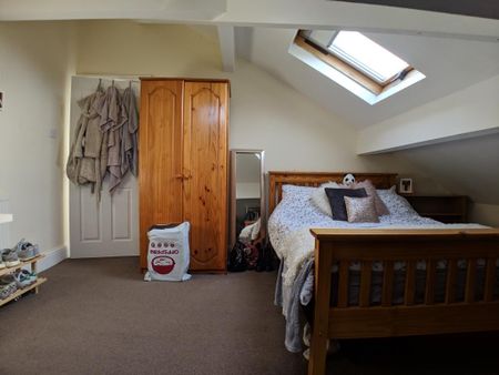 3 bedroom flat to rent - Photo 2