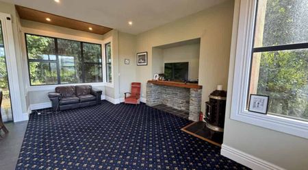 5 Bedroom Home with Sweeping Harbour Views - Photo 3