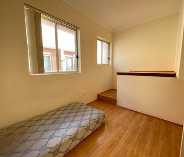 Large 3 floor Townhouse offers 5 bedrooms, 3 bathrooms with parking - Photo 4