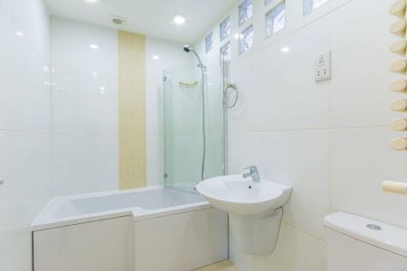 3 bedroom flat to rent - Photo 5