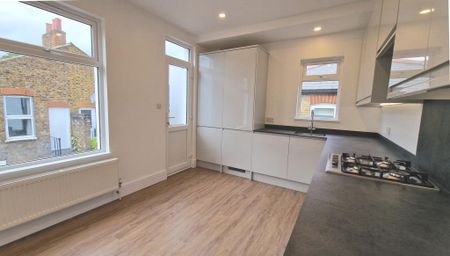 3 bedroom maisonette to rent - Photo 4