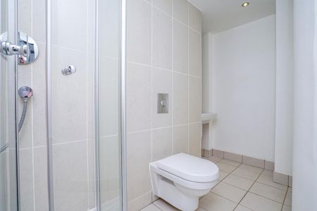 3 bedroom flat to rent - Photo 4