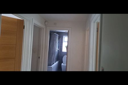 4 Bed Semi-Detached House, Woodside Grange Road, N12 - Photo 4