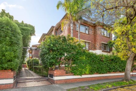 2 Bedroom + Study Top-Floor Art Deco Elegance in the Heart of St Kilda - Photo 2