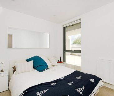 1 bedroom flat in London - Photo 1