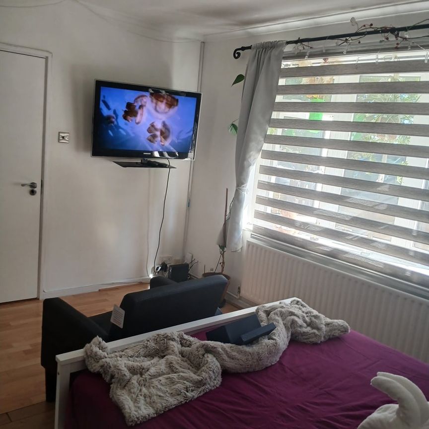 Room in a Shared House, Rosamond Street, SE26 - Photo 1