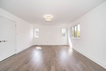 For Lease - 618 Foxcroft Boulevard, Newmarket, Ontario - Photo 4