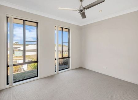 Spacious & Modern Family Home in Glenvale - Photo 3