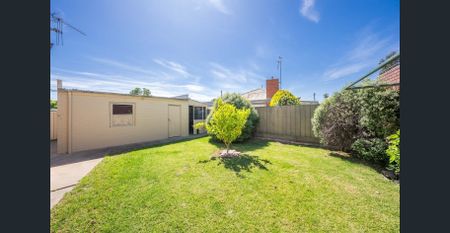 5 BEDROOM + STUDY! - Photo 4