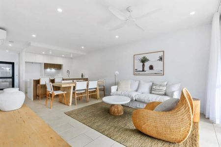 Stylish 2 Bedroom home with private court yard - Photo 5