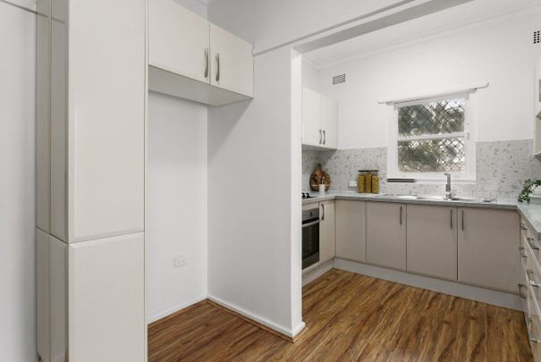 BEAUTIFUL FAMILY HOME, FULLY RENOVATED. - Photo 1