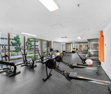 INNER CITY - LUXURY 2 BEDROOM APARTMENT - Photo 4
