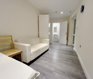 1 bedroom in a house share to rent - Photo 2