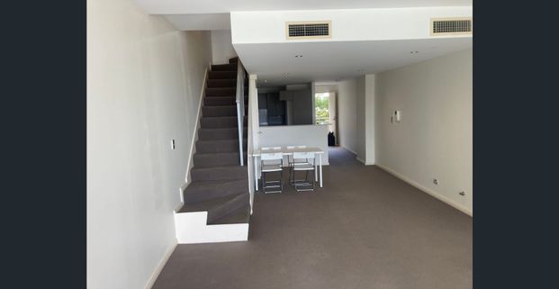 Fully Furnished-Duplex 2 bedroom Apartment Great Location Closed to Train station & Market! Available From 06/12/2025 To 15/02/2026. - Photo 1