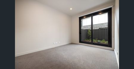 Stunning 4 Bedroom Townhouse in Port Melbourne - Photo 3