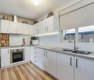 Spacious Living in the Heart of West Croydon - Photo 4