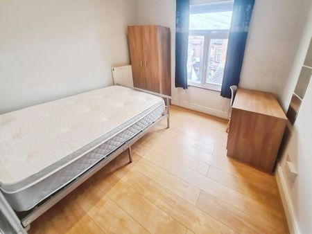 4 bedroom semi-detached house to rent - Photo 5