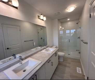 For Lease - 8 Bridgeland Drive, Whitby, Ontario - Photo 4