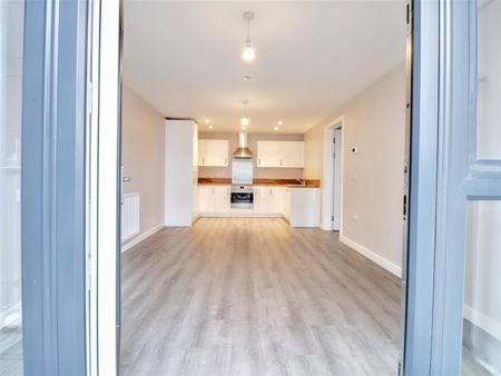 2 Bedroom Flat / Apartment to let - Photo 4