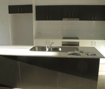 Looking for a fabulous split-level family home? - Photo 5