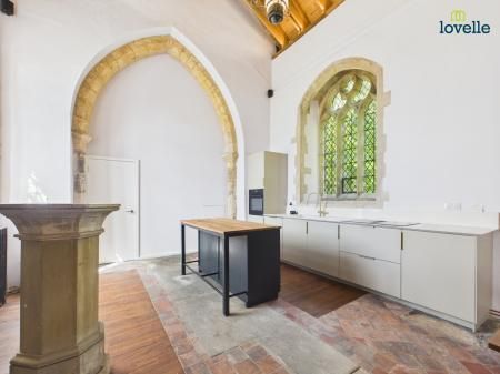 2 bedroom Detached house To Let - Photo 4