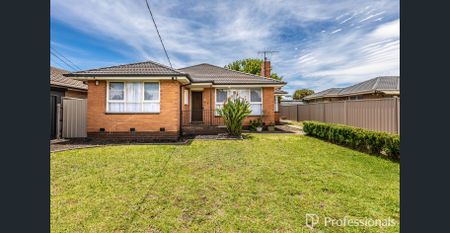 WONDERFUL BACKYARD AND CLOSE TO HIGH STREET - Photo 2