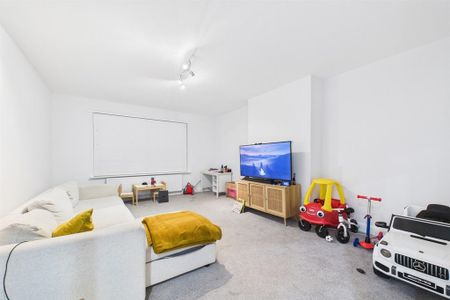 3 bedroom flat to rent - Photo 4