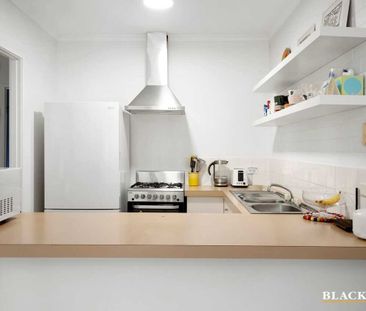 Convenient ground floor unit - Photo 5