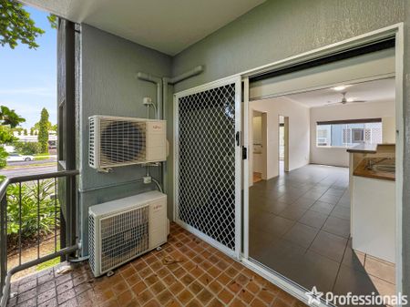 RENOVATED 1ST FLOOR 2 BEDROOM UNIT WITH PRIVATE BALCONY - NEAR SHOPPING CENTRE - Photo 5