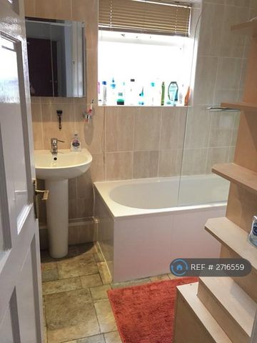 3 bedroom semi-detached house to rent - Photo 4