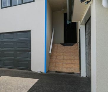 TWO LEVEL/TWO BEDROOMS-WALDORF CRES, OREWA - Photo 5