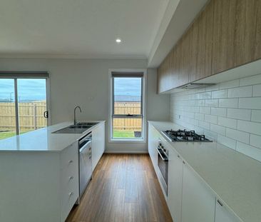 10 Buttercup Crescent, Armstrong Creek VIC 3217 - House For Rent | ... - Photo 5