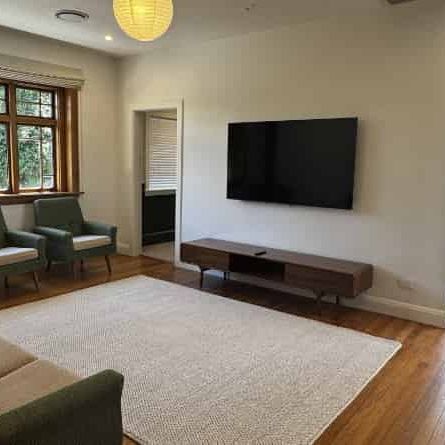 Fully Furnished - 4-Bedroom Family Home in St. Albans - Photo 1