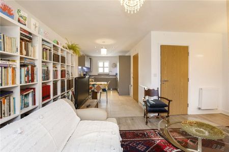 Stylish and contemporary three bedroom, two bathroom property in the desirable village of Green Hammerton. - Photo 2