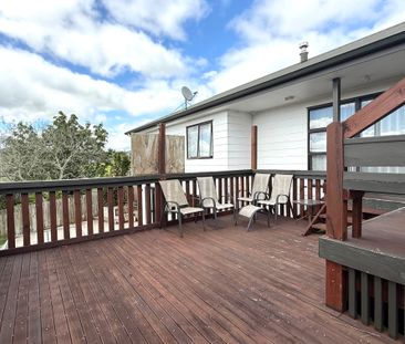 Spacious 3 Bedroom Family Home with Elevated Views Over Waipuna Park - Photo 2