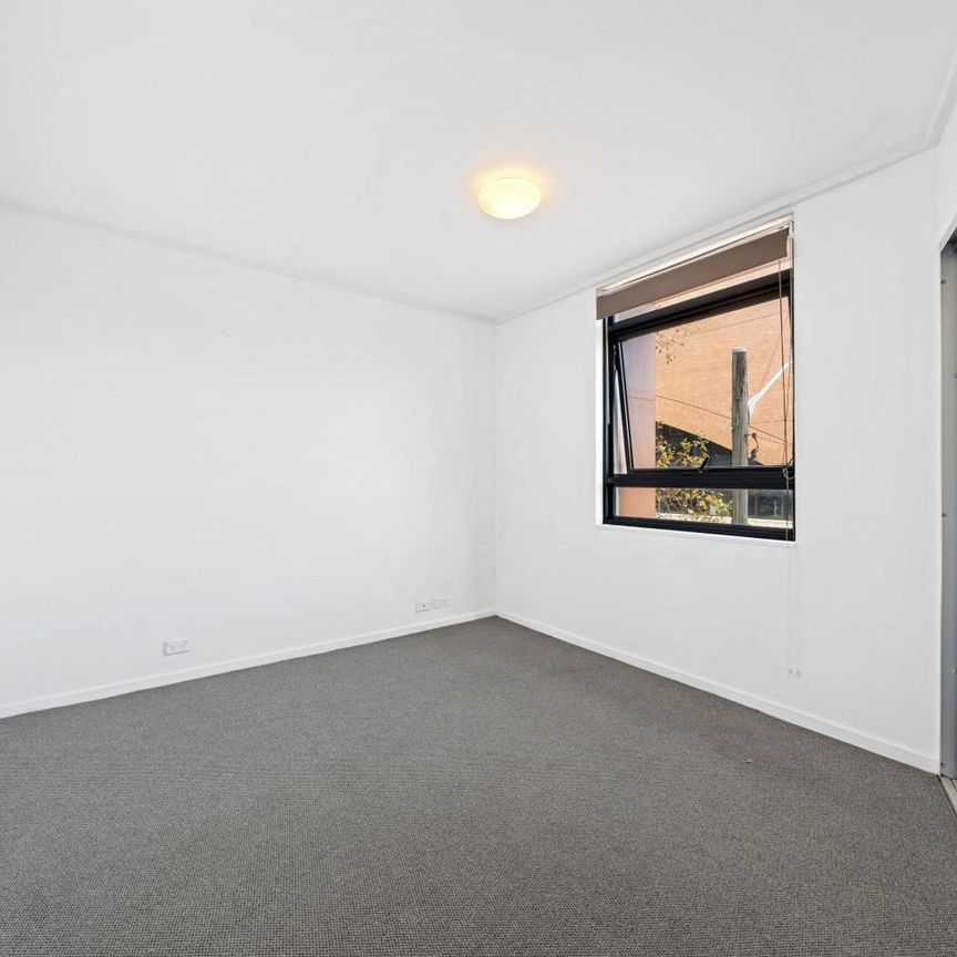 Ultra Modern 1 bedroom apartment with a separate study. - Photo 1