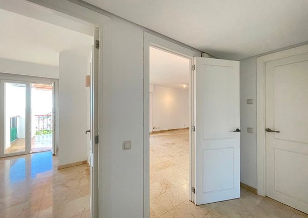 Elegante apartamento con terraza, piscina, vistas al mar, parking, 3 dormitorios. San Agustin, Palma.