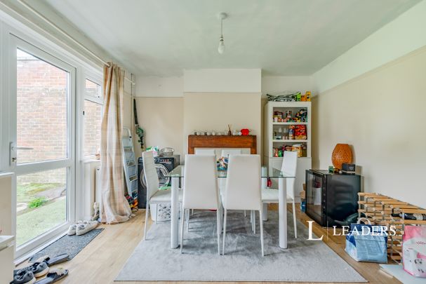 3 bedroom house to rent Knole Grove, East Grinstead, RH19 - Photo 1