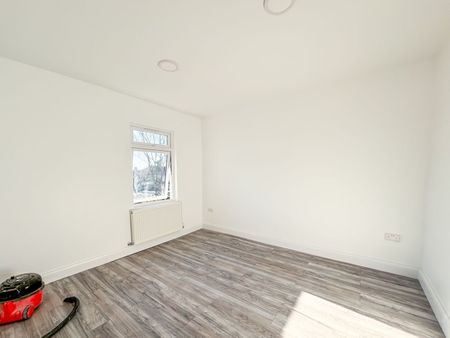 4 Bed Terraced House, Ripple Road, IG11 - Photo 2