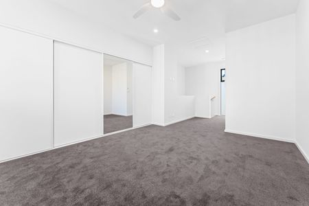 One year old property for lease - Tonsley campus - Photo 3