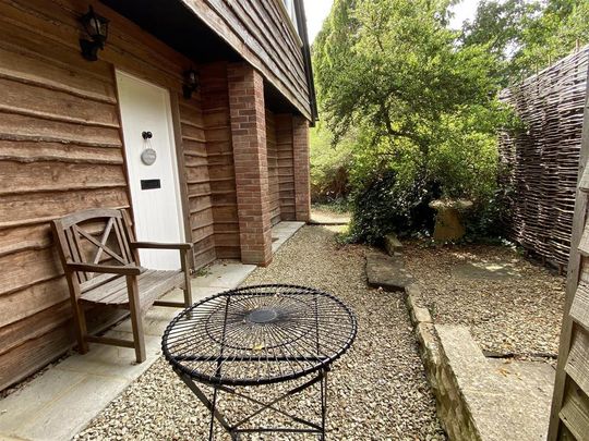 1 bedroom coach house to rent - Photo 1