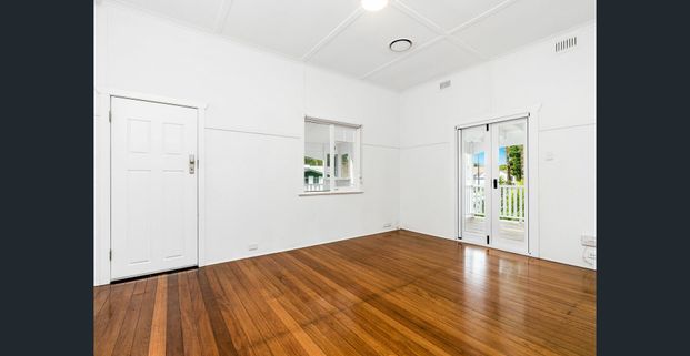 Quintessential Bangalow Charm Walk To Everything - Photo 1